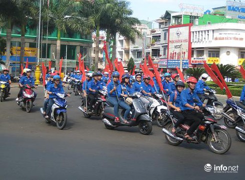 Hình ảnh diễu hành tuyên truyền lưu động về ATGT tại Đắk Lắk - ảnh 8