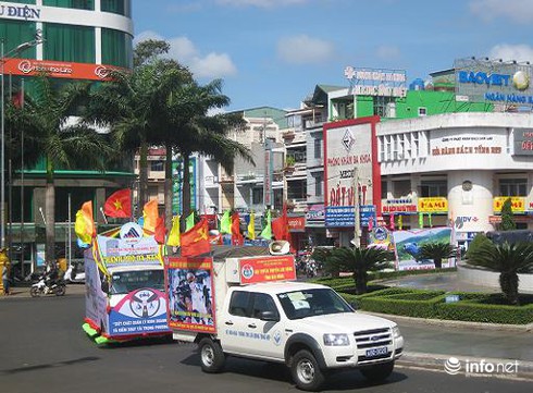 Hình ảnh diễu hành tuyên truyền lưu động về ATGT tại Đắk Lắk - ảnh 9