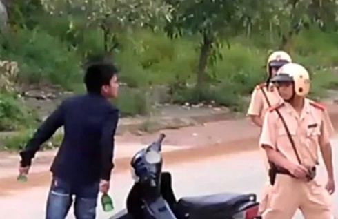 Vi phạm luật giao thông còn lao tới đấm vào mặt CSGT - ảnh 1