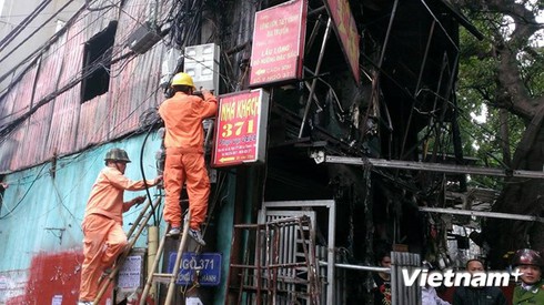 Video: Cảnh sát nỗ lực chữa cháy tại cửa hàng phố Đê La Thành - ảnh 1