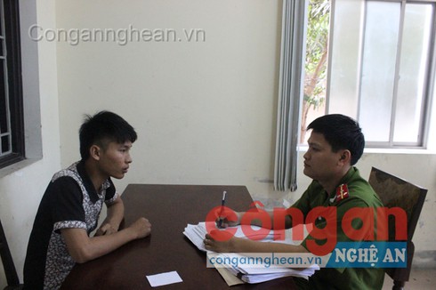 Mất xe máy vì mải tâm sự với bạn gái - ảnh 2