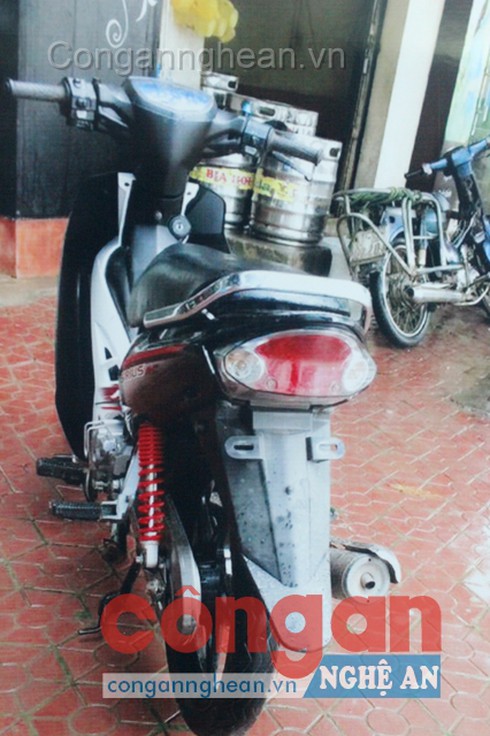 Mất xe máy vì mải tâm sự với bạn gái - ảnh 1