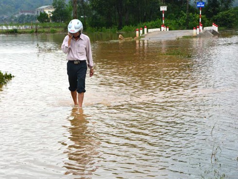 Xót xa cô giáo bị nước cuốn trôi - ảnh 1