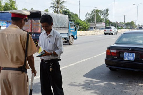 Bà Rịa-Vũng Tàu: Nhiều ôtô biển xanh vi phạm an toàn giao thông - ảnh 1