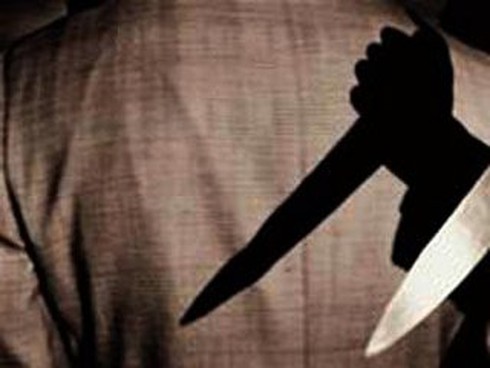 Tự cầm dao đâm thấu tim mình - ảnh 1