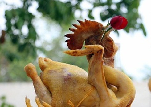 Cách nấu cỗ Tết: Chọn, luộc gà cúng giao thừa đẹp mắt - ảnh 1