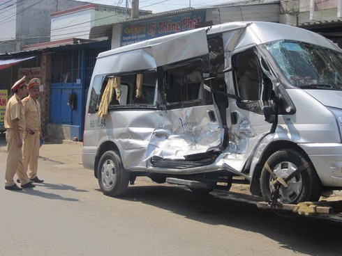 Xe bồn tông xe khách, hàng chục người nhập viện - ảnh 1