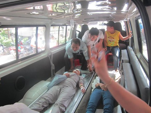 Xe bồn tông xe khách, hàng chục người nhập viện - ảnh 2
