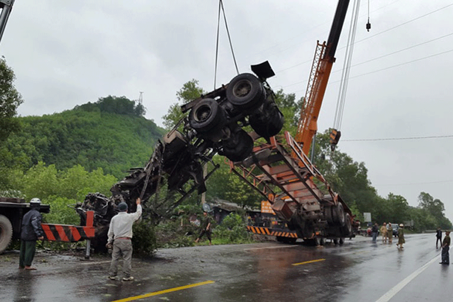 Xe đầu kéo tông xe Cảnh sát Giao thông làm 2 người thương vong - ảnh 2
