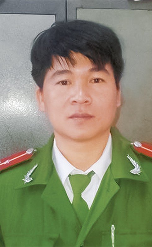 Thượng úy công an hai lần lao xuống sông cứu người - ảnh 1