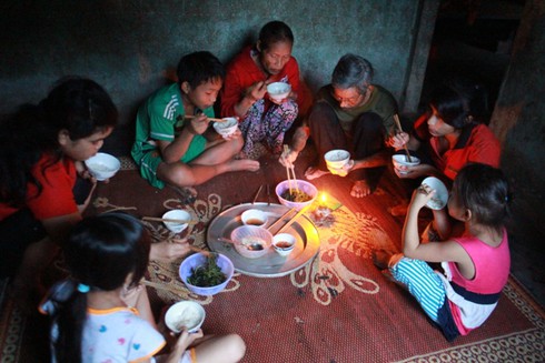 Xóm đèn dầu - ảnh 1