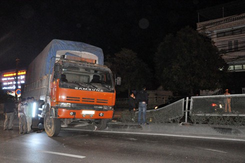 Xe tải tuột dốc húc đổ cột đèn cao áp - ảnh 1