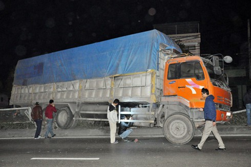 Xe tải tuột dốc húc đổ cột đèn cao áp - ảnh 2