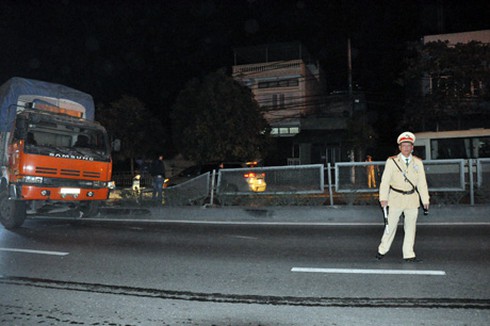 Xe tải tuột dốc húc đổ cột đèn cao áp - ảnh 3