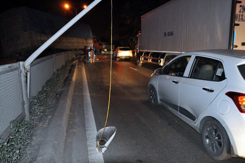 Xe tải tuột dốc húc đổ cột đèn cao áp - ảnh 4