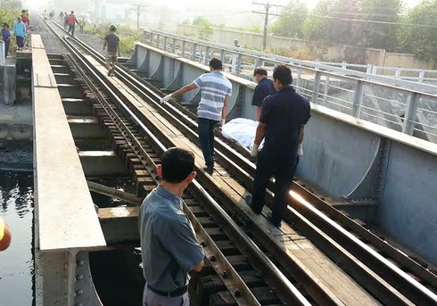 Bị tàu lửa cán, một người tử vong - ảnh 1