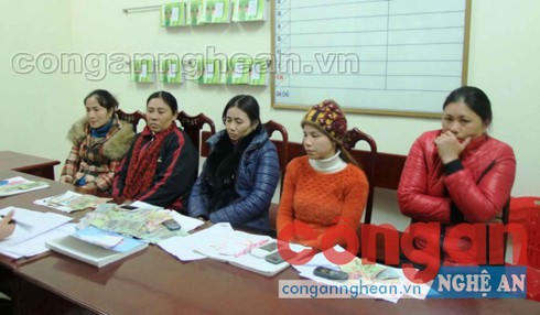 Bắt 5 'quý bà' đánh bạc bằng cách ghi lô đề - ảnh 1