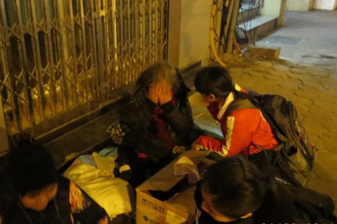 Người vô gia cư ôm mặt khóc khi nhận áo ấm từ sinh viên - ảnh 1