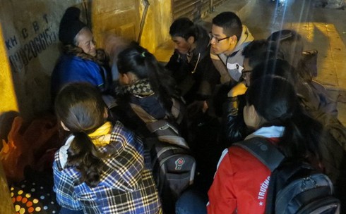 Người vô gia cư ôm mặt khóc khi nhận áo ấm từ sinh viên - ảnh 3