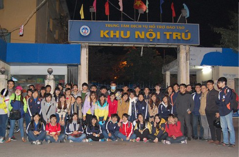 Người vô gia cư ôm mặt khóc khi nhận áo ấm từ sinh viên - ảnh 4