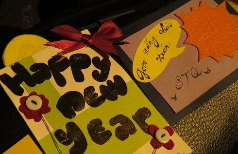 Người vô gia cư ôm mặt khóc khi nhận áo ấm từ sinh viên - ảnh 2