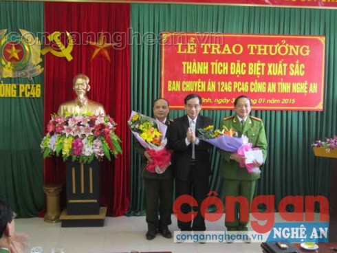Thu giữ 15 tấn mĩ phẩm giả, phương tiện sản xuất - ảnh 2