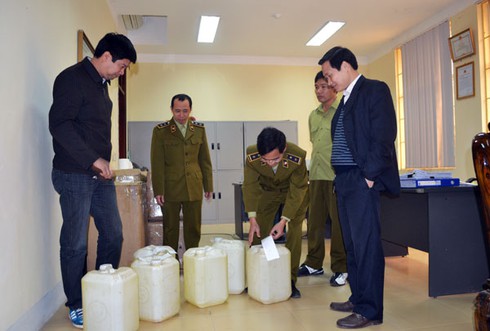 Thu giữ hơn 120 lít rượu pha cồn và phẩm màu công nghiệp - ảnh 1