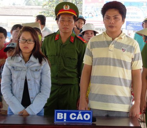 Thiếu nữ 14 tuổi bán “hàng đá” - ảnh 1