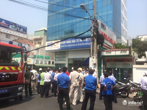 Cháy tại Ngân hàng BIDC TP.HCM, nhân viên cuống cuồng chạy thoát thân - ảnh 1