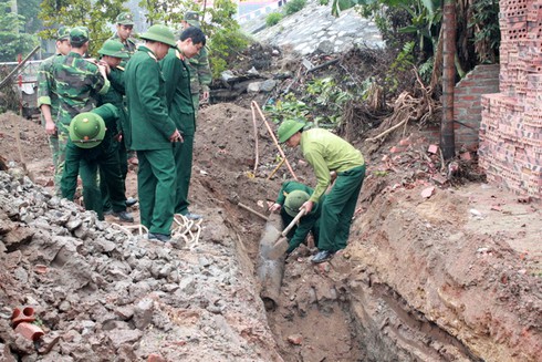 Phát hiện quả bom nặng 250kg sát chân cầu Niệm - ảnh 1