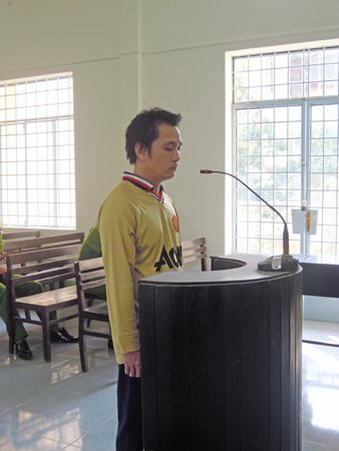 Bị chia tay, tông xe vào bạn gái - ảnh 1