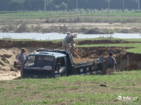 Chính quyền xã cho xẻ đất ven sông Vu Gia