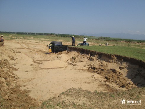 Chính quyền xã cho xẻ đất ven sông Vu Gia