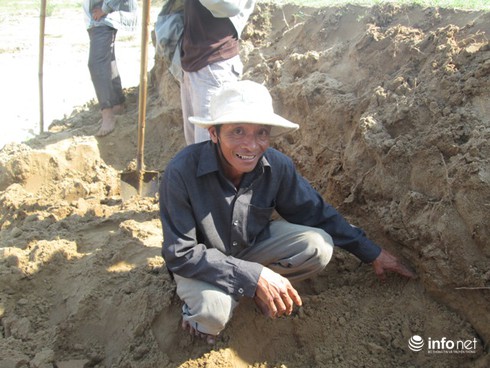 Chính quyền xã cho xẻ đất ven sông Vu Gia