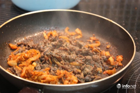 Cách làm cơm cuộn rong biển Hàn Quốc ngon, đơn giản, không dùng mành tre - ảnh 6