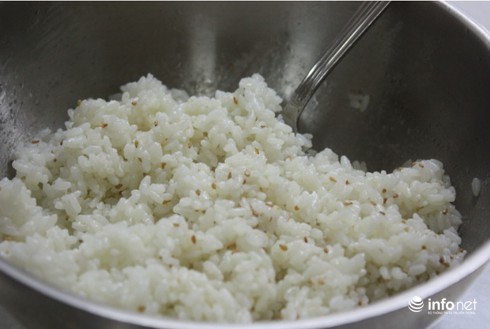 Cách làm cơm cuộn rong biển Hàn Quốc ngon, đơn giản, không dùng mành tre - ảnh 7