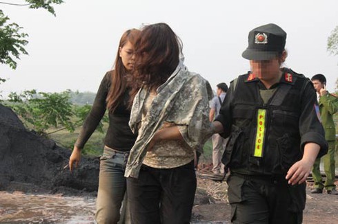 Con bạc nữ hầu tòa - ảnh 1