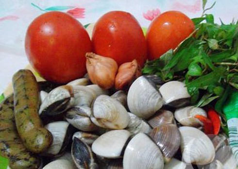 Cách nấu canh ngao chua ngon với cà chua và me - ảnh 1