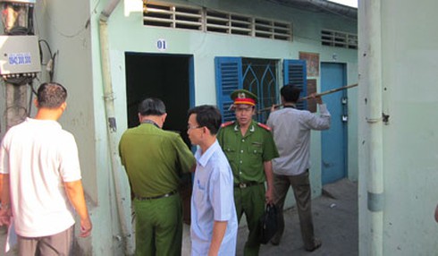 Bị bắt khi dùng gậy móc trộm tài sản - ảnh 1