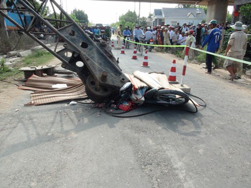 Cần cẩu tuột cáp đè chết 3 mẹ con - ảnh 1