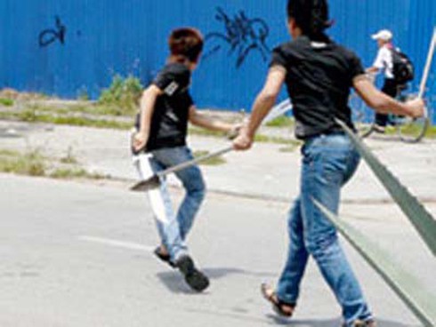 20 người đuổi chém 1 người - ảnh 1