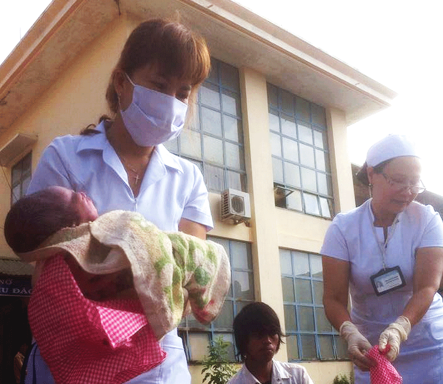 Một sản phụ sinh con trên xe công nông - ảnh 1