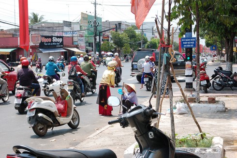 Sự thật về hoàn cảnh của bà lão ngồi phơi nắng ăn xin - ảnh 1