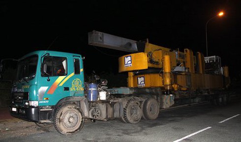 Thanh tra giao thông “thi gan” với xe chở quá tải - ảnh 3