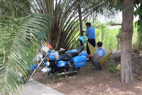 Thanh tra giao thông “thi gan” với xe chở quá tải - ảnh 2