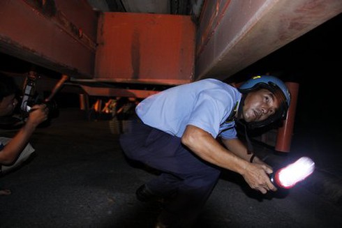 Thanh tra giao thông “thi gan” với xe chở quá tải - ảnh 1