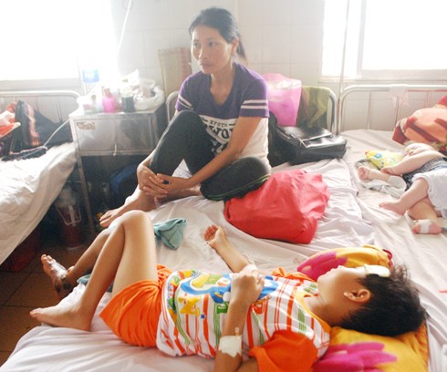 Cháu bé nguy kịch vì bị rắn lục đuôi đỏ cắn - ảnh 2