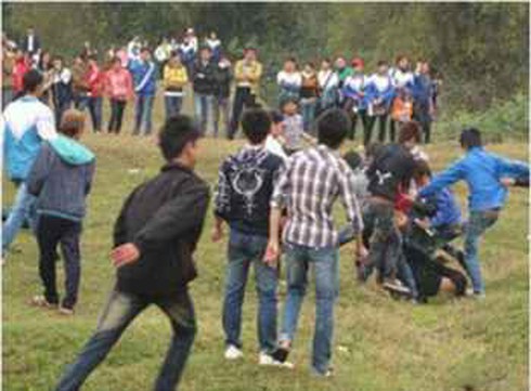 Trai làng 'choảng' nhau trước cổng đền - ảnh 1