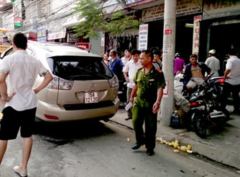 Vừa hạ kính ô tô, bị tạt thẳng axit vào mặt - ảnh 1