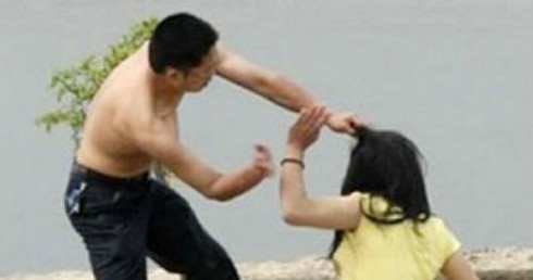 Cắt trọc tóc bạn gái vì bị từ chối tình cảm - ảnh 1